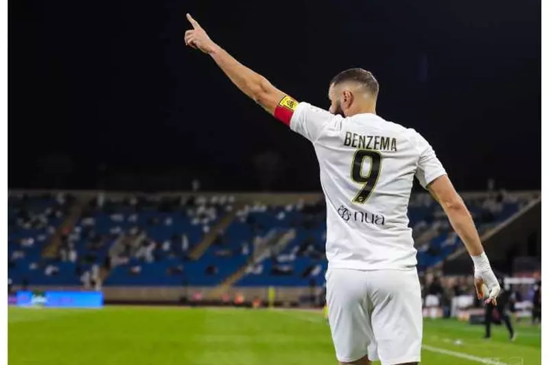 اتحاد جدة يكشف تفاصيل إصابة كريم بنزيما وتأثيرها على الفريق