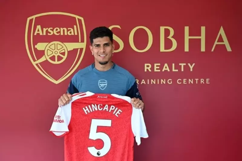 استعارة هينكابي: تعزيز دفاعي جديد لأرسنال من ليفركوزن