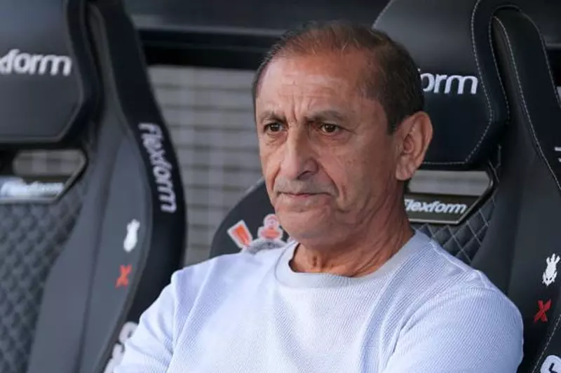 استفسارات غير رسمية لرامون دياز لتدريب الأهلي وفق وكيله ليلا كورة