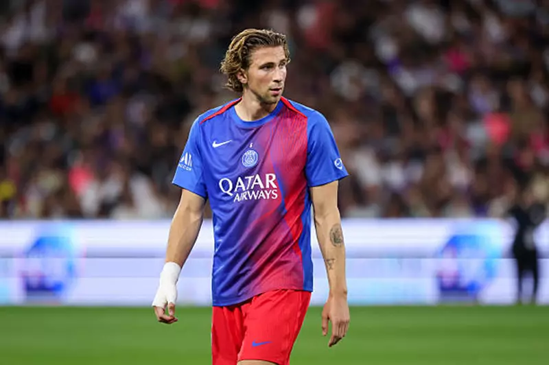 التوتر بين اللاعبين الروس والأوكرانيين في نادي باريس سان جيرمان