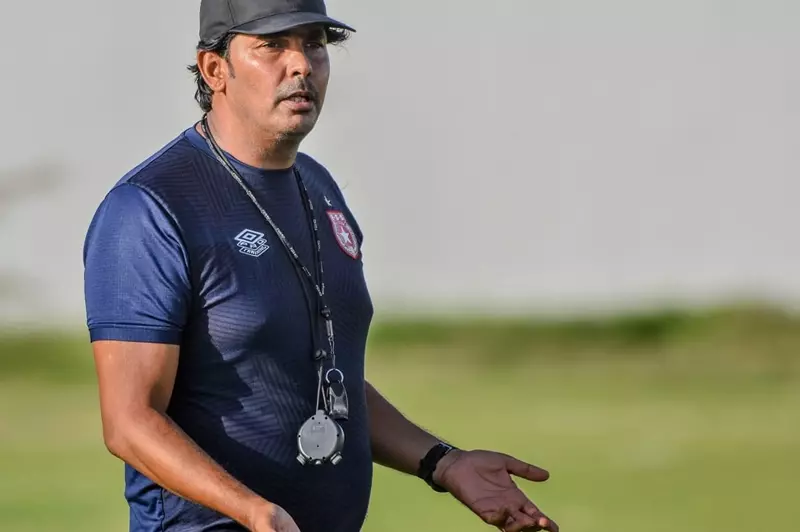 النجم الساحلي يتخذ قراراً جريئاً بعد سقوطه المدوي بإقالة المدرب لسعد الدريدي