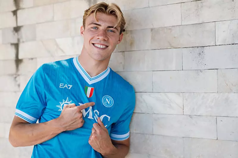 تفاصيل بنود الشراء وشروط العقد في صفقة هويلوند مع نابولي