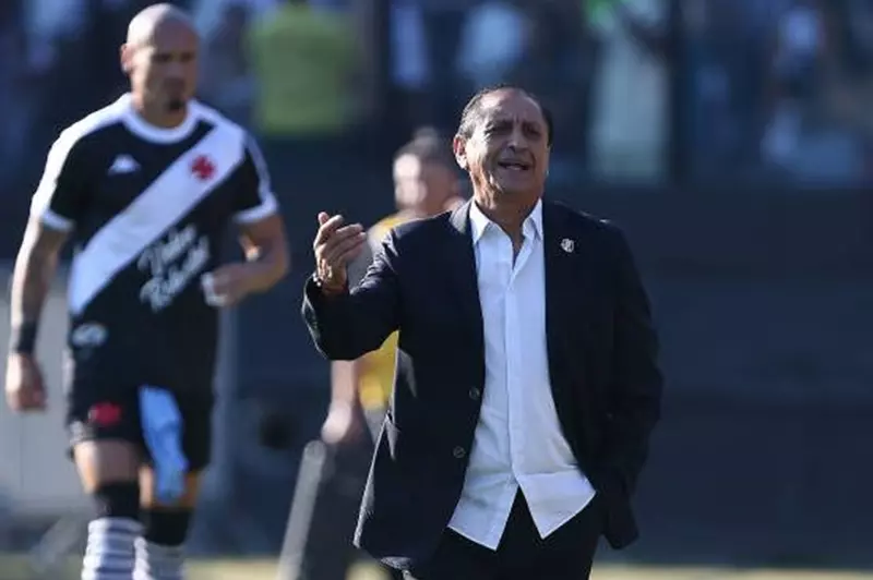 تقرير شامل حول عرض الأهلي لمدربه رامون دياز