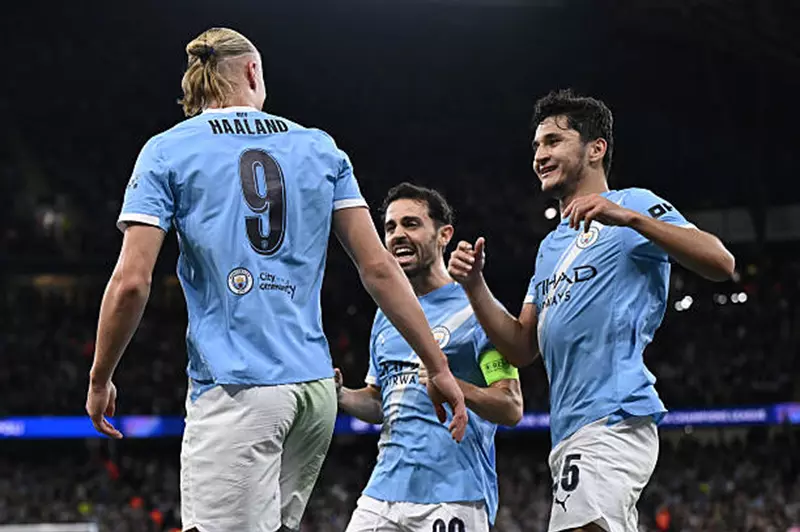 جوارديولا يقود مانشستر سيتي لفوز مثير على نابولي في دوري الأبطال