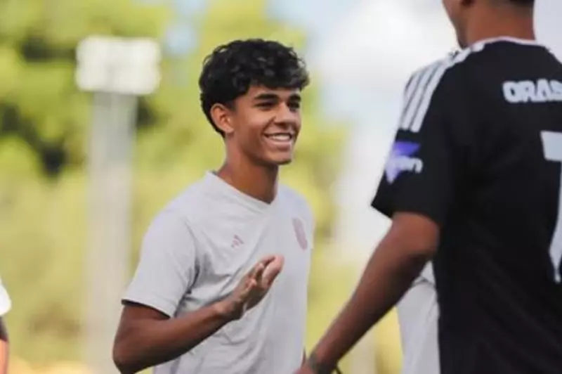 ساحر المستطيل الأخضر: أدهم كريم وإبداعه أمام الزمالك