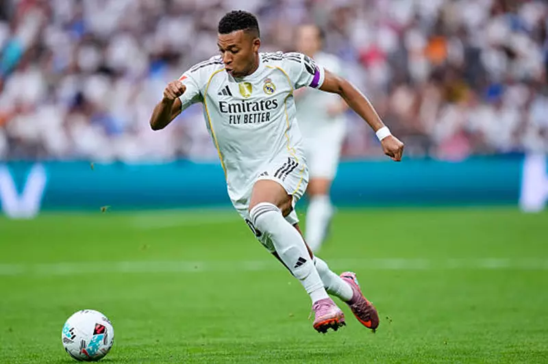 سر الشارات البنفسجية في لقاءات ريال مدريد وإسبانيول: دراسة تحليلية للعام الثاني على التوالي