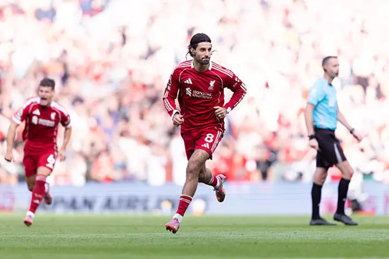 سوبوسلاي يحصد جائزة هدف الشهر في ليفربول متفوقاً على صلاح