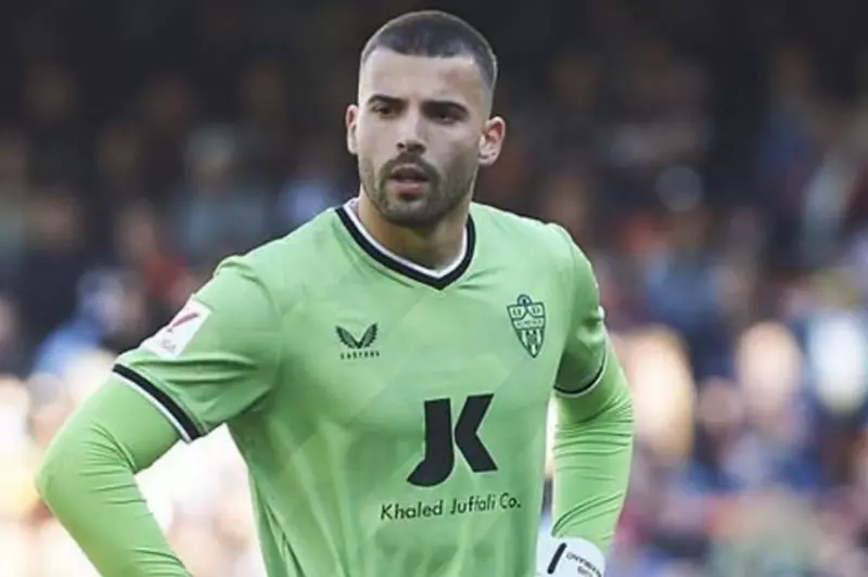 عبر بوابة نيوم: حارس ألميريا يستعد للانضمام إلى الدوري السعودي