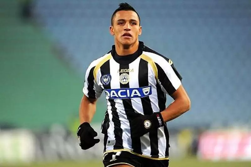 عودة أليكسيس سانشيز إلى الليجا مع إشبيلية بعد غياب طويل