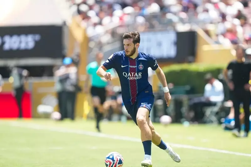 عودة كفاراتسخيليا إلى قائمة باريس سان جيرمان قبل مواجهة أتالانتا في دوري أبطال أوروبا