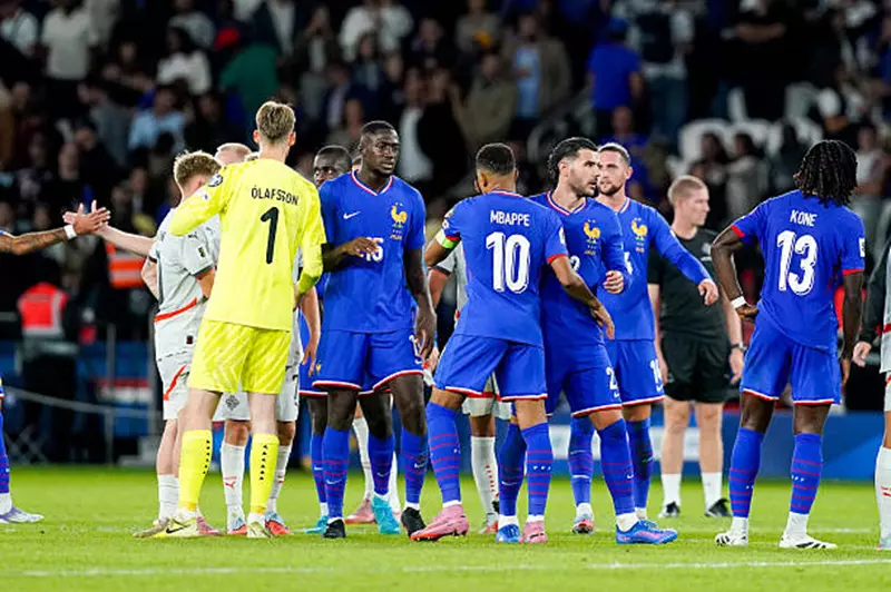 فرنسا تتجاوز أيسلندا بأداء قوي رغم النقص العددي في تصفيات كأس العالم 2026
