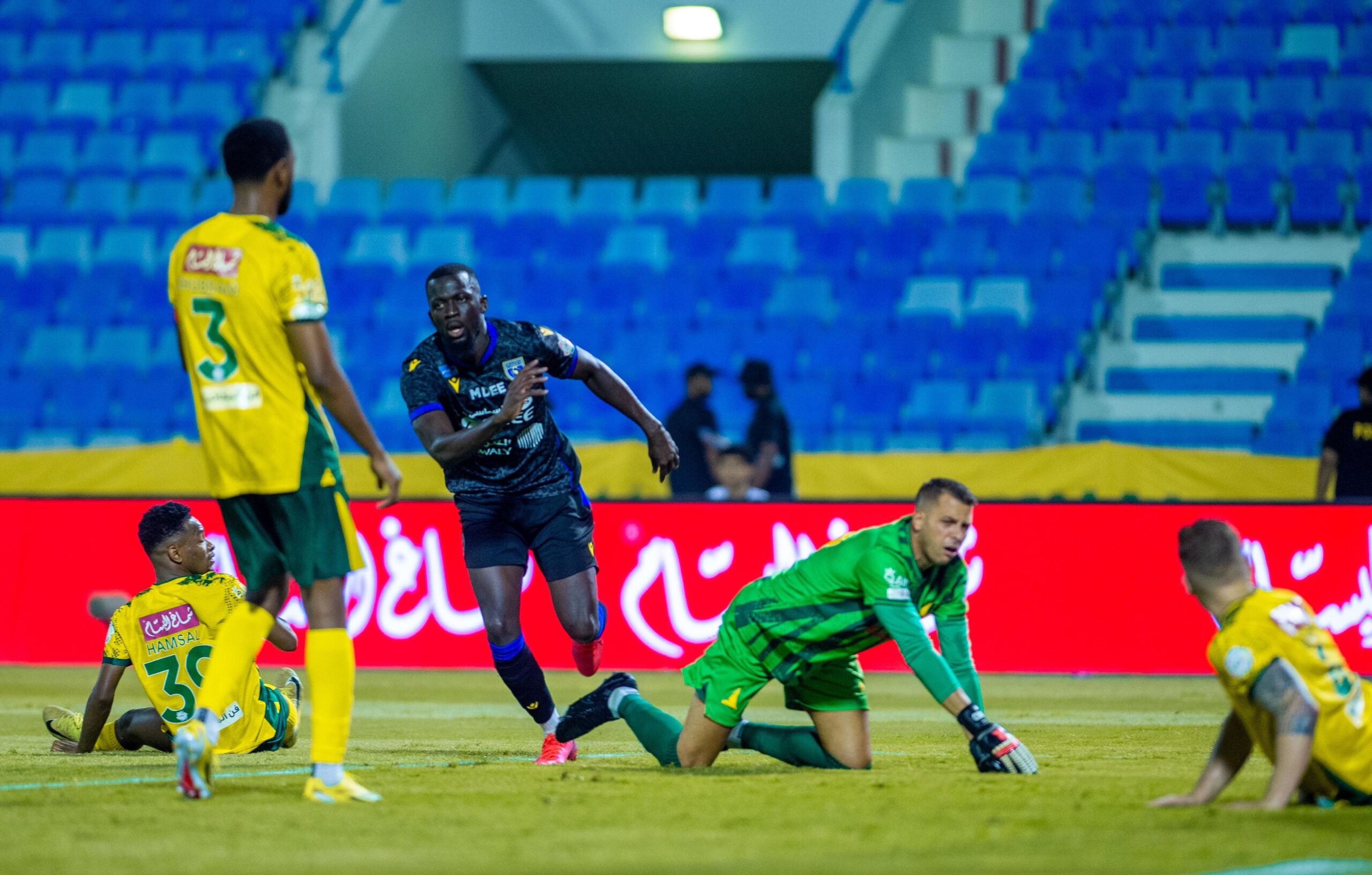 التعاون ينتزع فوزًا قاتلًا من الخليج في دوري روشن