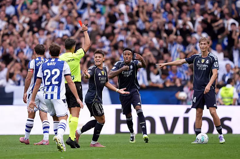 لجنة الحكام الإسبانية تعترف بخطأ طرد هويسين في مباراة ريال مدريد