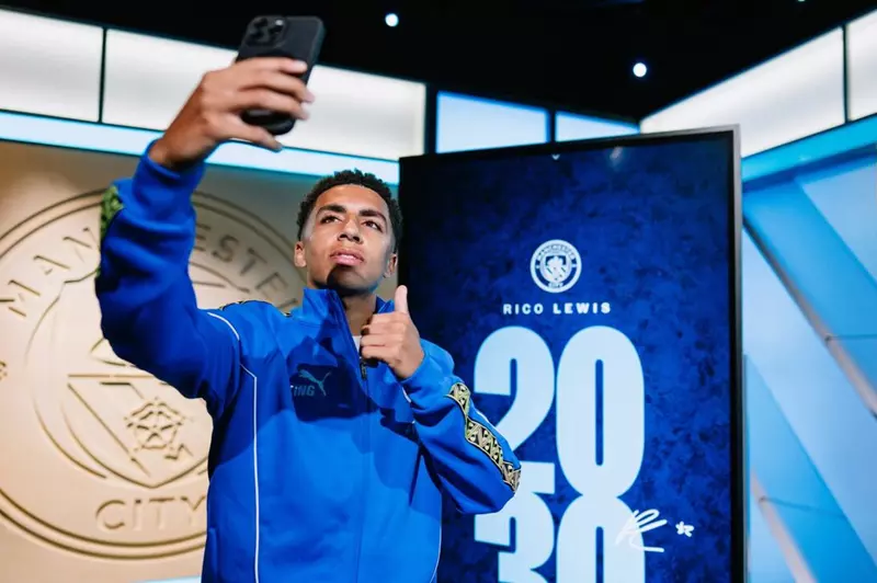 مانشستر سيتي يعلن توقيع عقد جديد مع ريكو لويس رسميًا