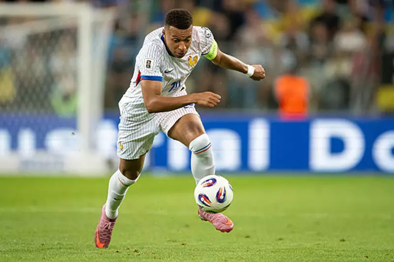 مبابي يتحدث عن ديمبيلي وحكيمي وأمنياته لابنه ضد كرة القدم