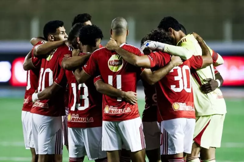 محمود وفا يقود مباراة الأهلي وسيراميكا كليوباترا بروح التحكيم الفعالة