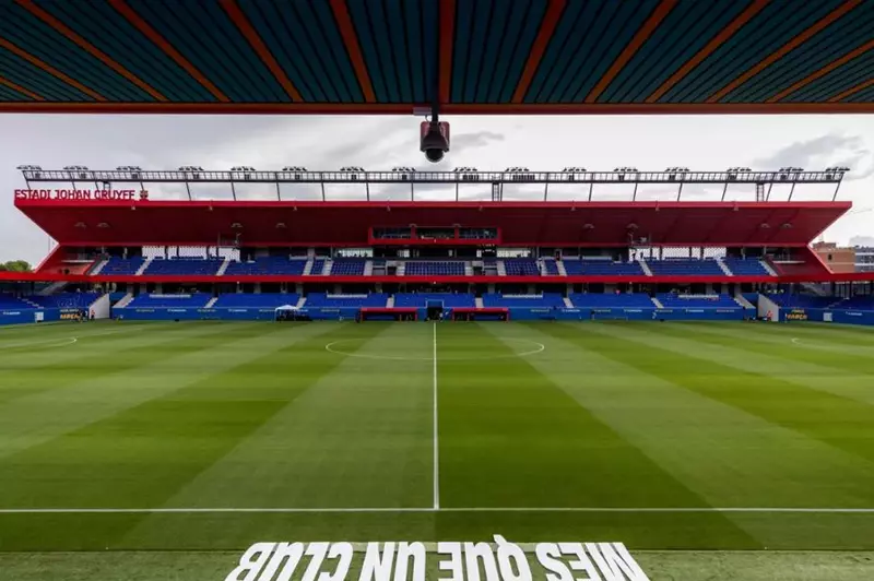 ملعب يوهان كرويف: انتهاكات لوائح الليجا وتجربة جماهيرية فريدة في تاريخ برشلونة