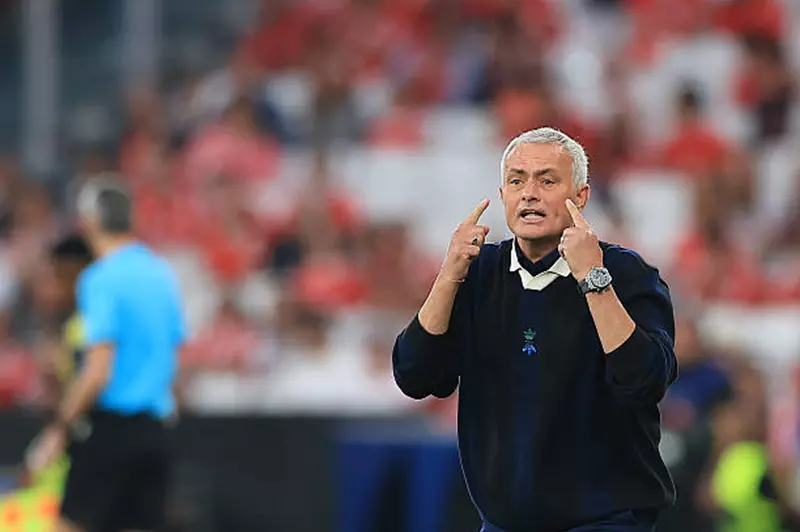 مورينيو يكشف: الأموال التي ضاعت أثناء تدريبي لبنفيكا