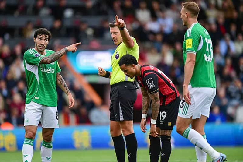 نيوكاسل يحقق فوزاً مهماً ويعرقل بورنموث في سباق القمة