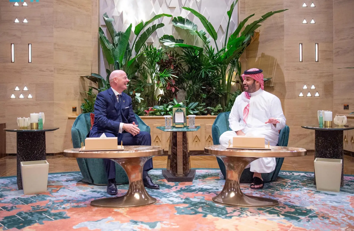 صور | ولي العهد يلتقي رئيس الاتحاد الدولي لكرة القدم