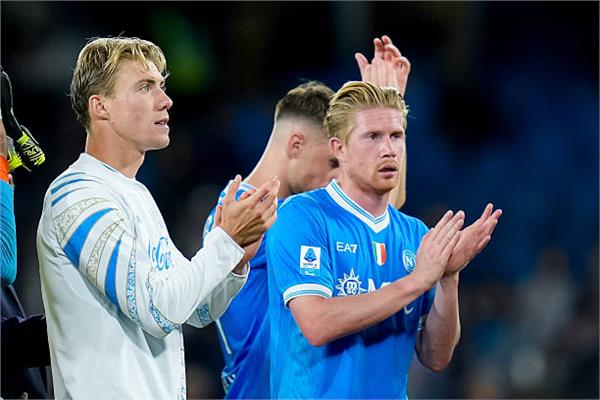 نابولي يفوز علي جنوي 2-1 ويعتلي قمة الدوري الإيطالي