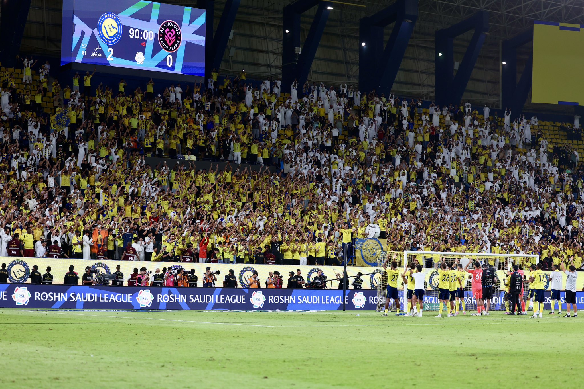 قبل مباراة النصر ضد الفتح.. جماهير العالمي تستقبل اللاعبين بطريقة فريدة