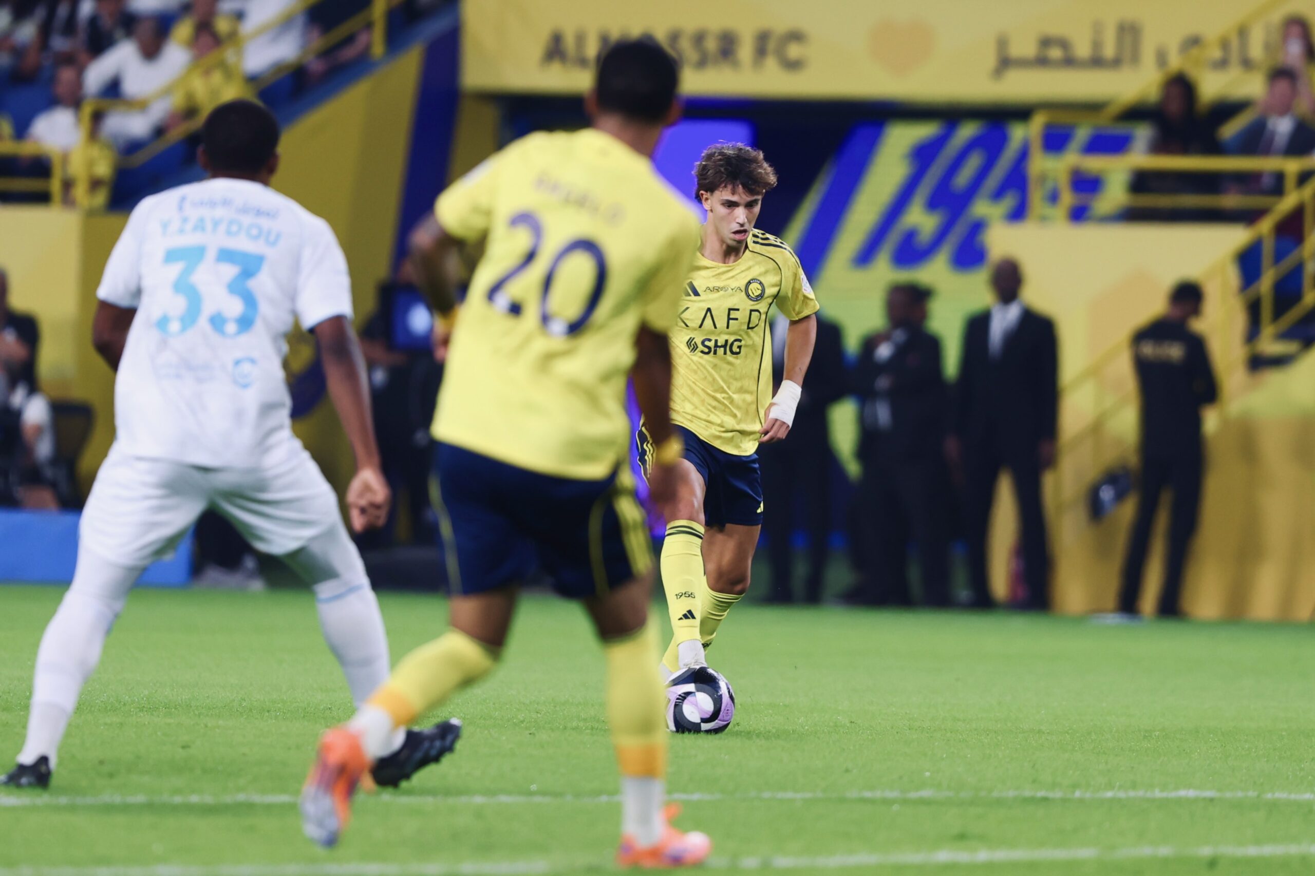 مدافع العالمي يصطدم بحكم مباراة النصر ضد الفتح