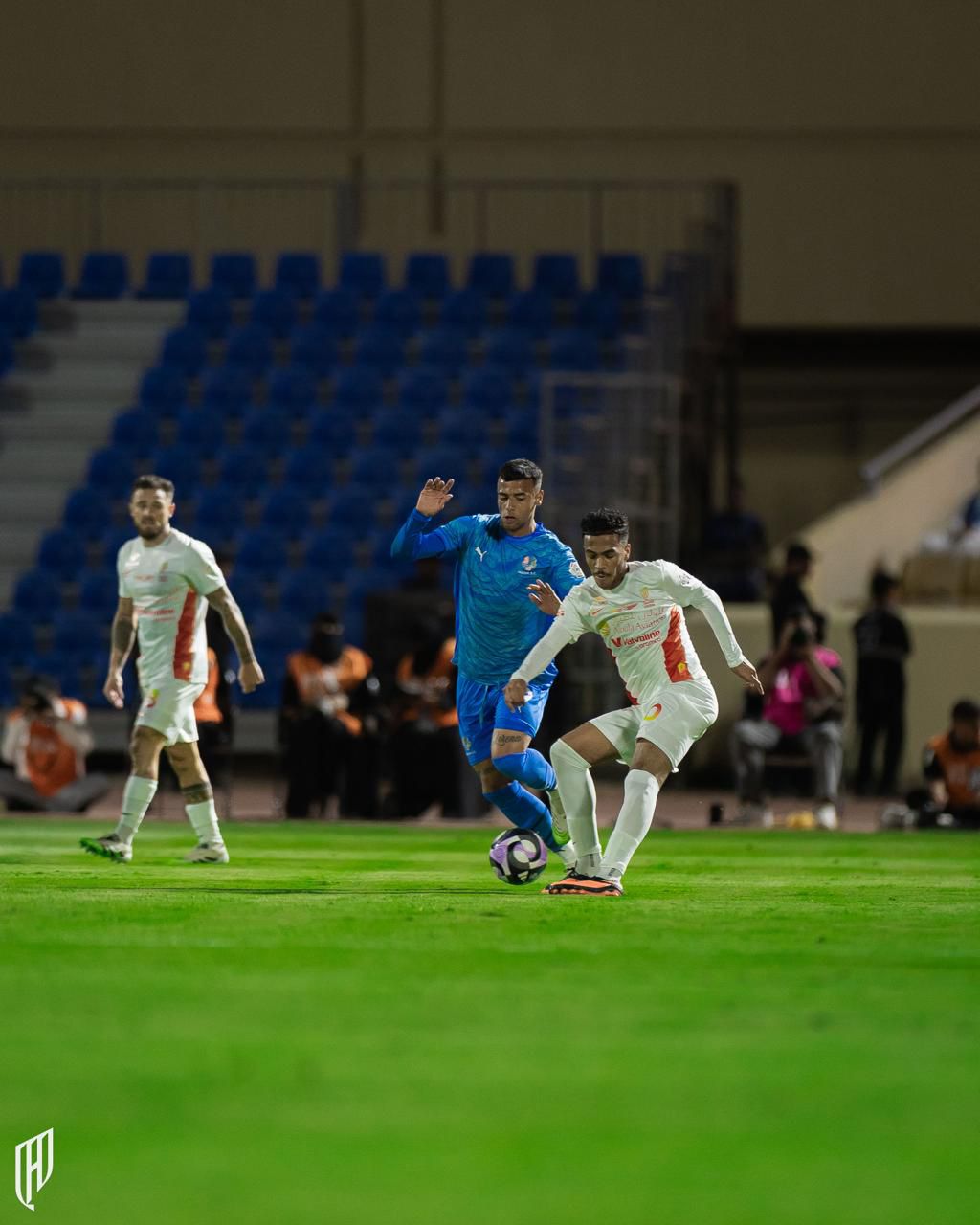 عاجل | التشكيل الرسمي لمواجهة الخليج ونيوم في دوري روشن