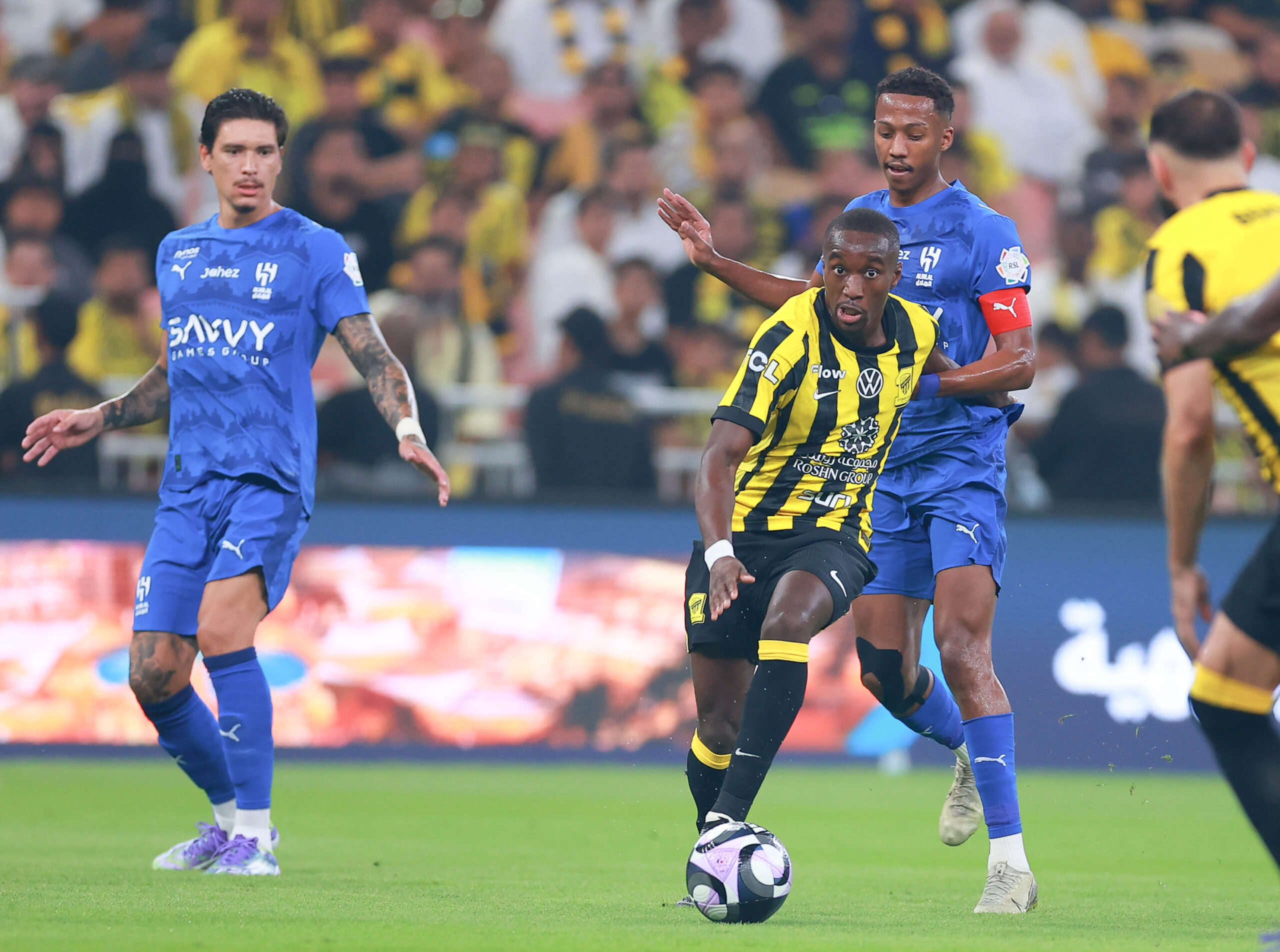 غرامة مالية على الاتحاد بعد رمي جماهيره زجاجات مياه في مباراة الهلال