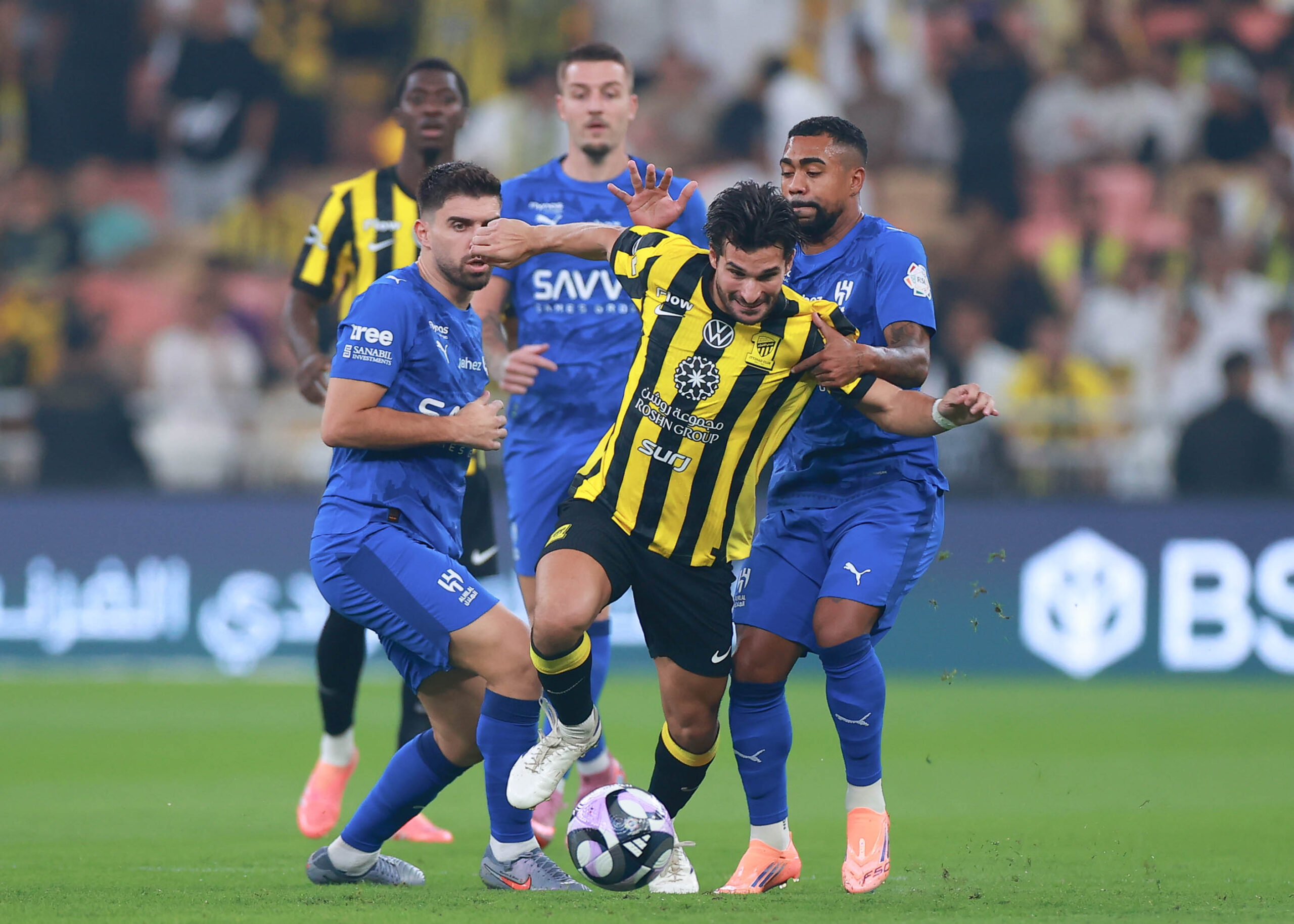 فيديو| فلاته يُفجّر الجدل بعد الكلاسيكو: كان يجب طرد لاعب الهلال أمام الاتحاد