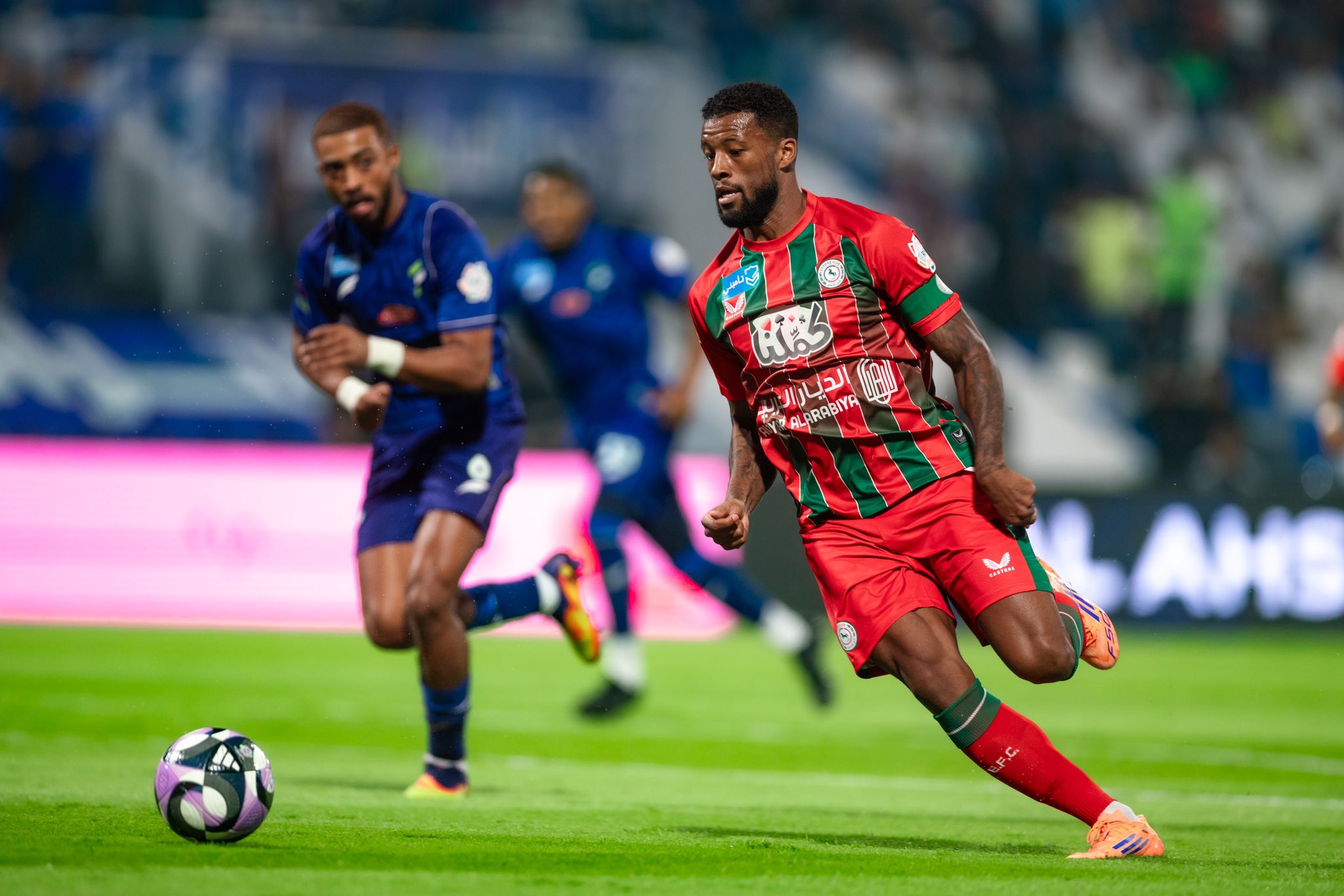 الفتح يحسم المواجهة أمام الاتفاق بثنائية مثيرة في دوري روشن