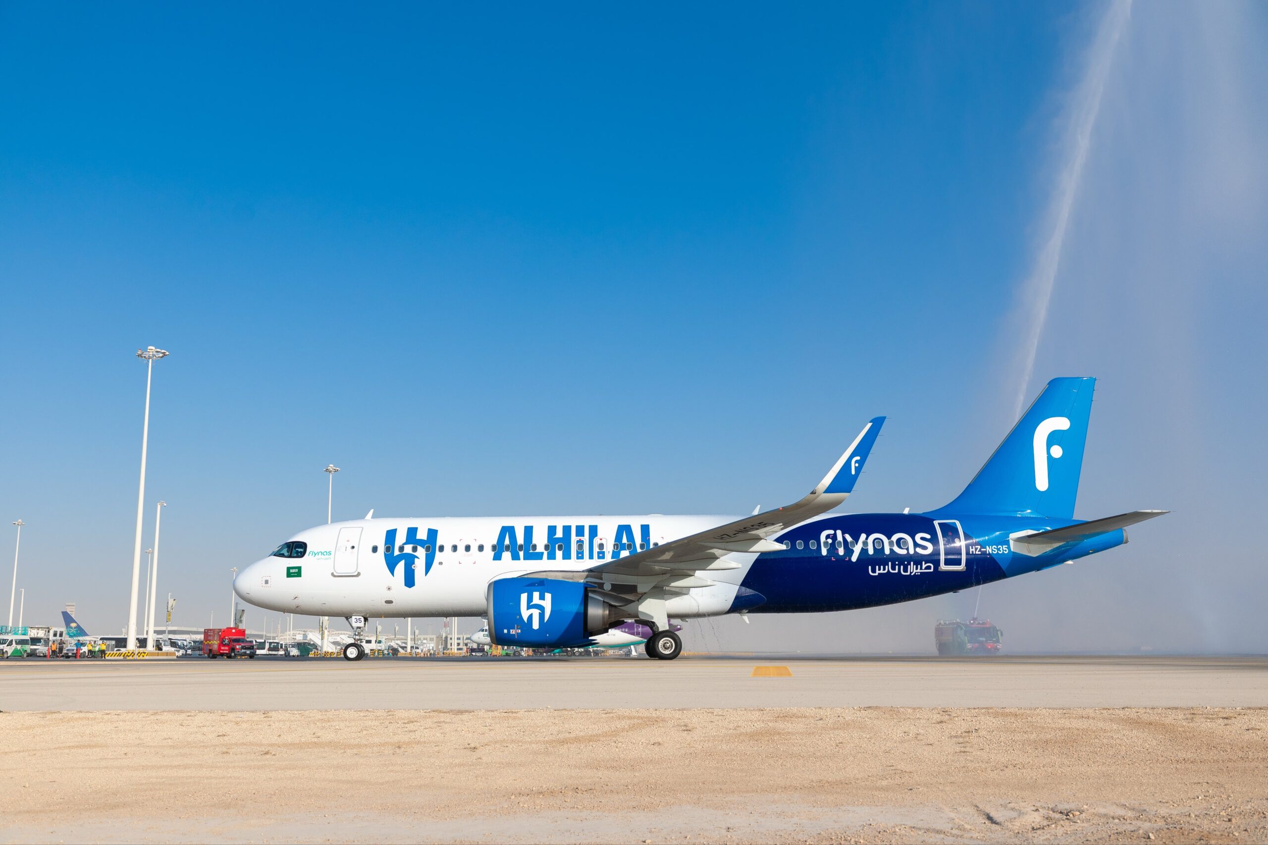 استقبال مهيب.. ورشاشات المياه تحتفي بـ «طائرة الهلال الخاصة»