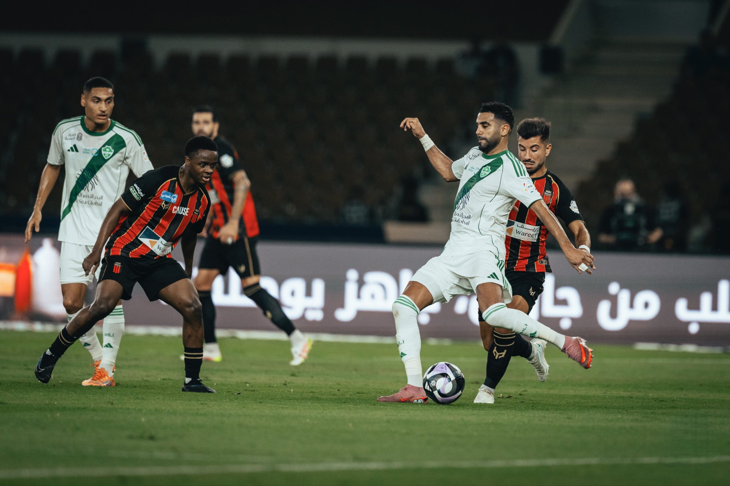 الأهلي يتعثر أمام الرياض في الوقت القاتل بدوري روشن