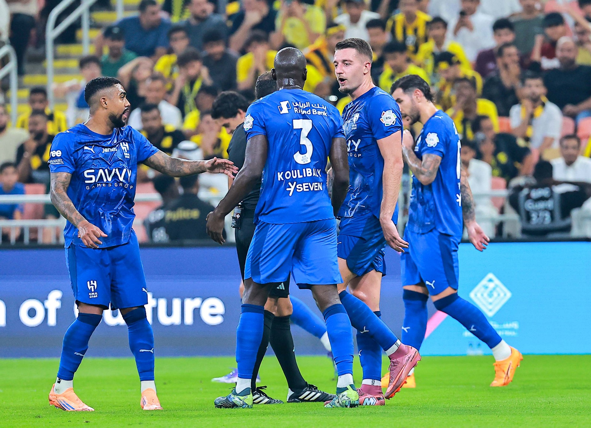 ماركوس ليوناردو يعزز تقدم الهلال في الكلاسيكو أمام الاتحاد
