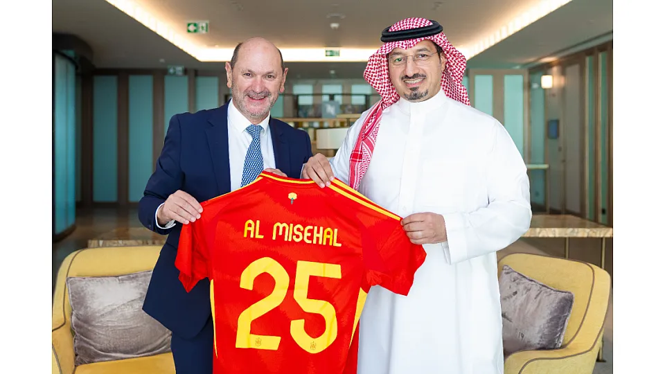 المسحل يبحث سبل التعاون مع الاتحاد الإسباني