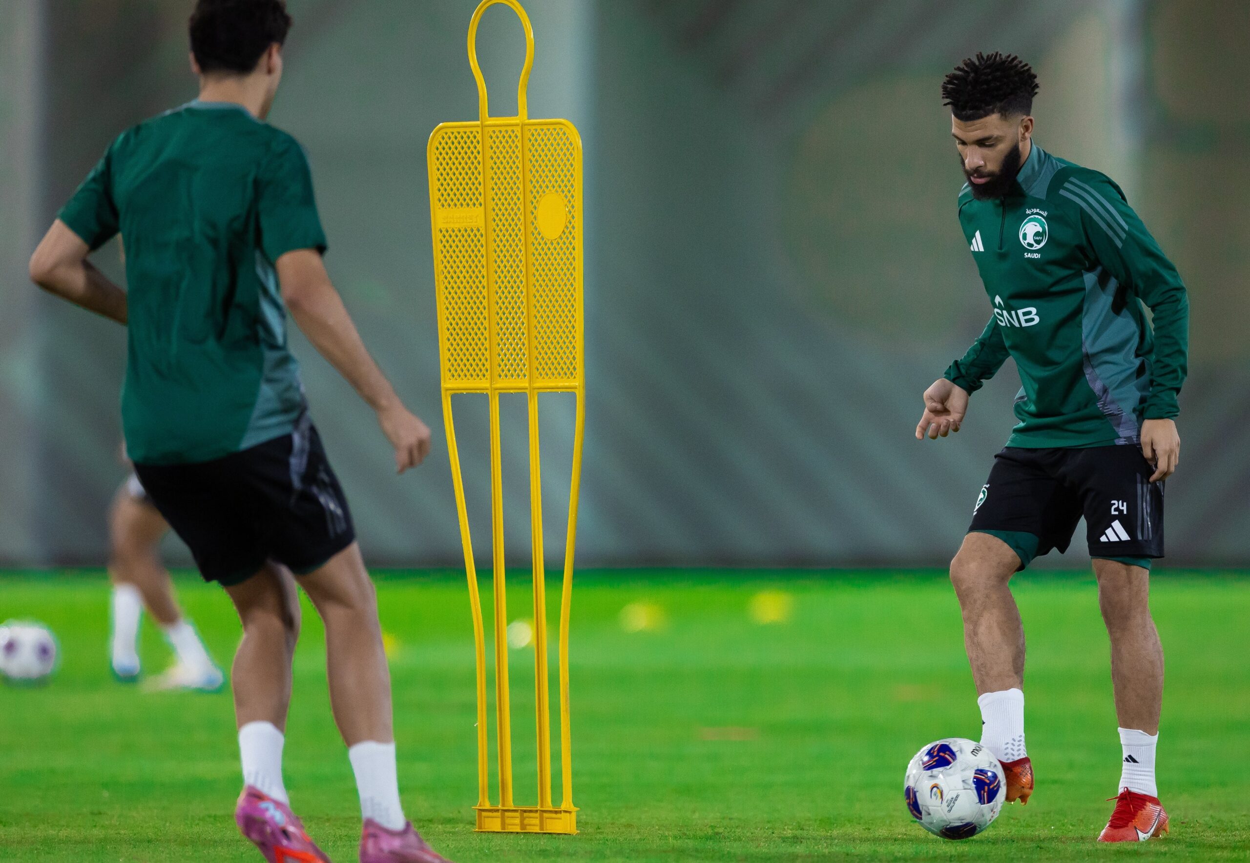 إصابة عبدالرحمن العبود تهدد خط هجوم الأخضر قبل مواجهة العراق