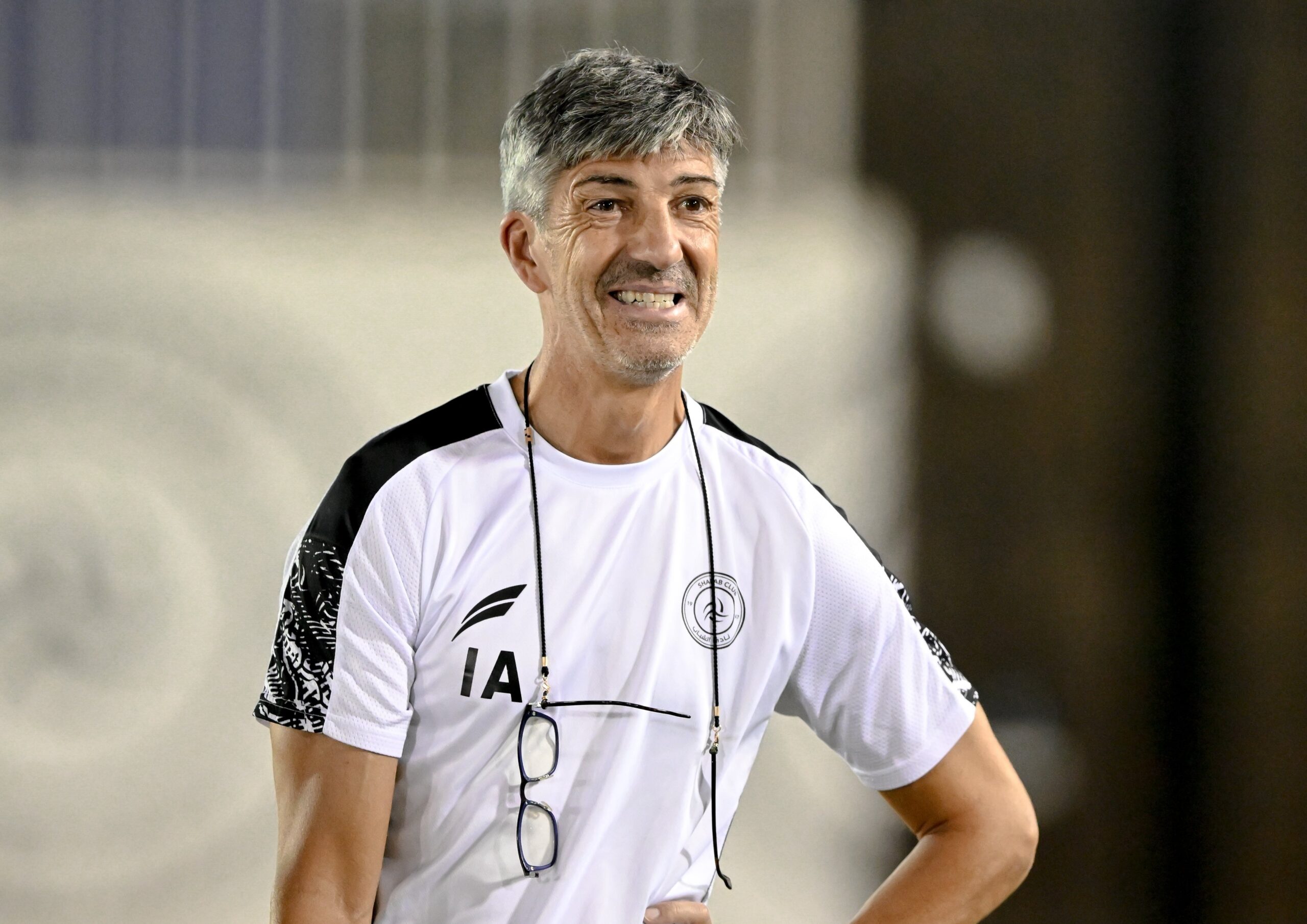 رغم البداية المتعثرة.. الشباب يجدد الثقة في مدربه الإسباني ألجواسيل