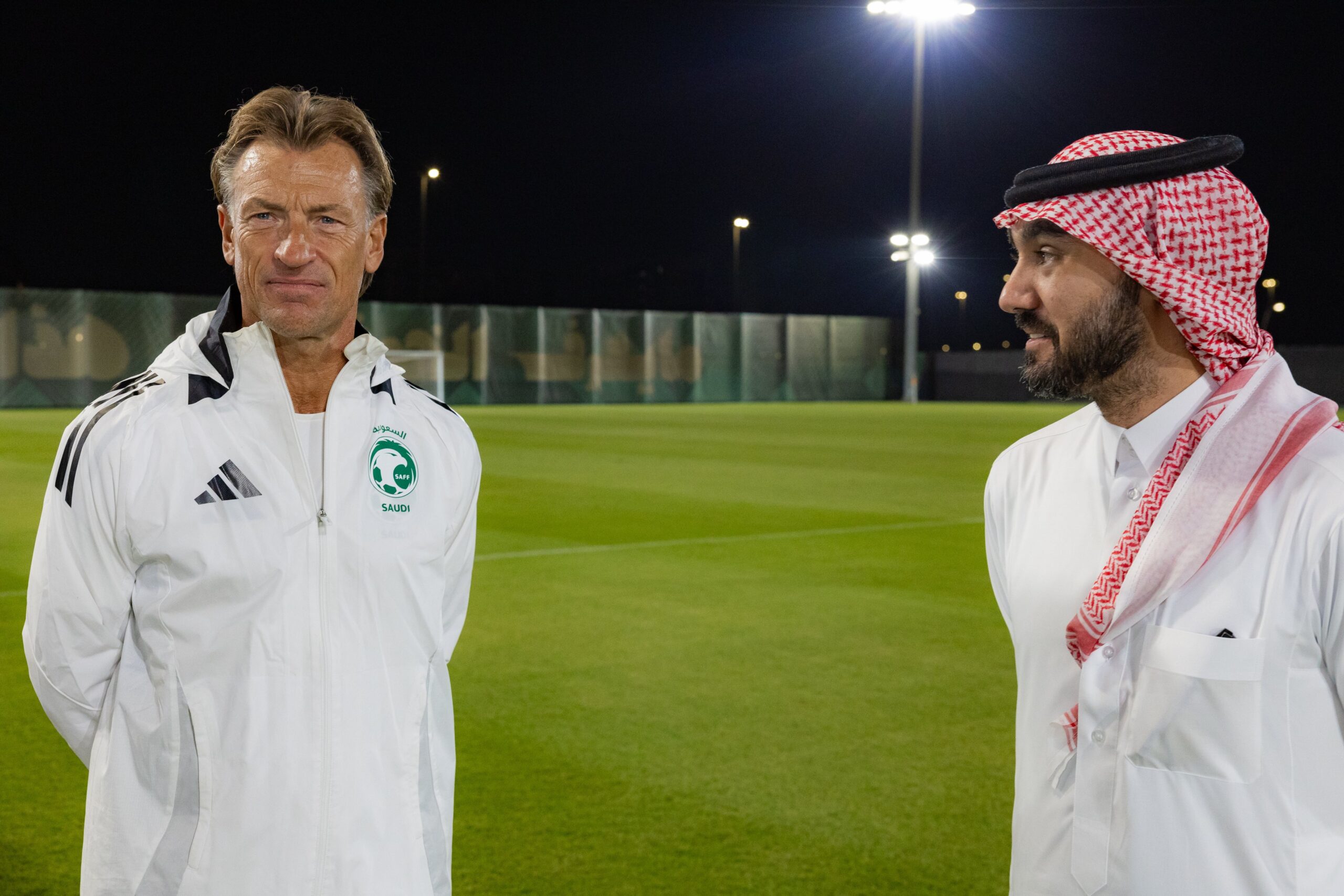 الأمير عبدالعزيز بن تركي الفيصل يدعم الأخضر ميدانيًا قبل موقعة العراق