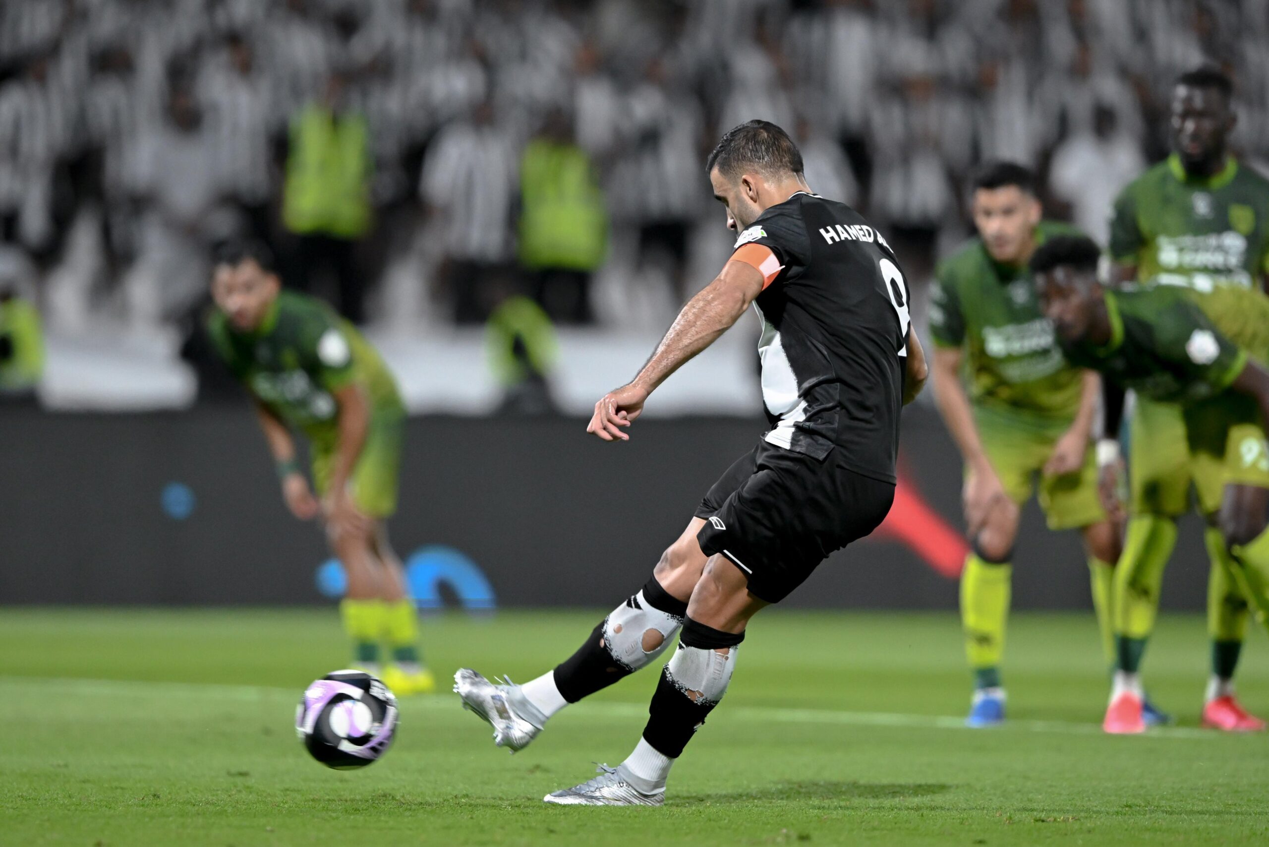 فيديو| رد ناري من الشباب على ميدو بعد غياب حمد الله عن قمة الأهلي