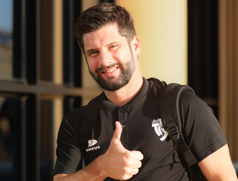 الطائي يعلن قبول استقالة كارلوس هيرنانديز بسبب تراجع النتائج