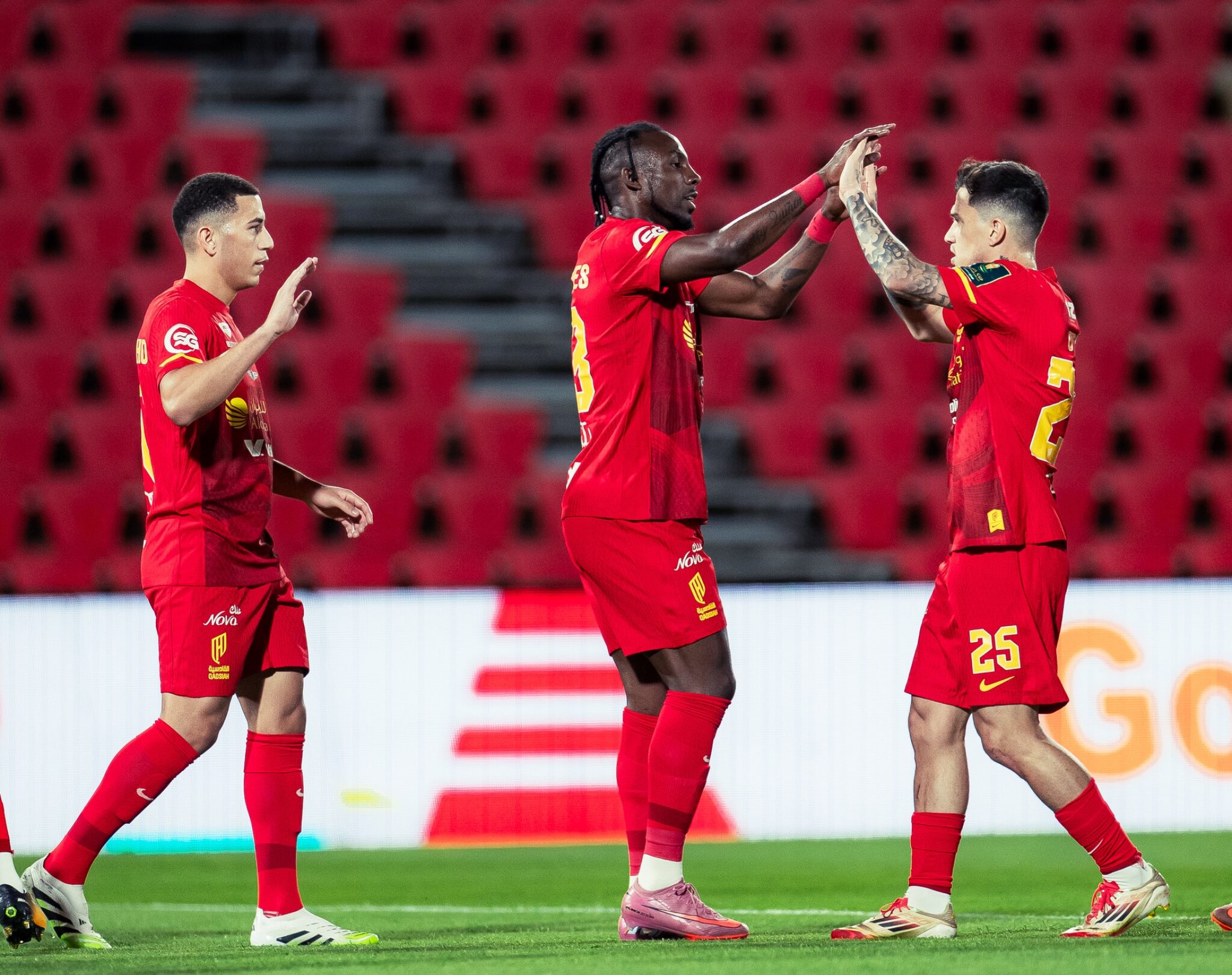 صفقة محتملة تثير الجدل.. مانشستر يونايتد يراقب نجم القادسية