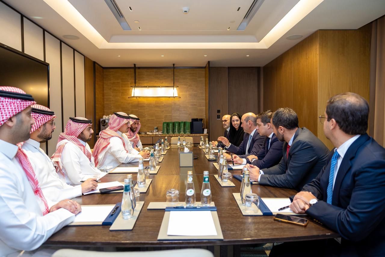 المسحل يجتمع برئيس الاتحاد الإسباني في جدة لبحث آفاق التعاون الكروي