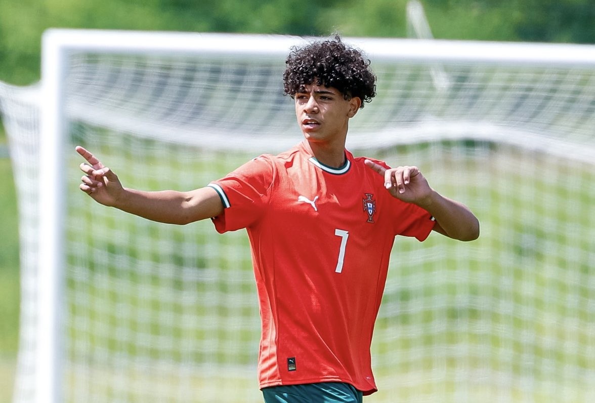 بعد اهتمام ريال مدريد.. مانشستر يونايتد يدخل سباق التعاقد مع نجل رونالدو