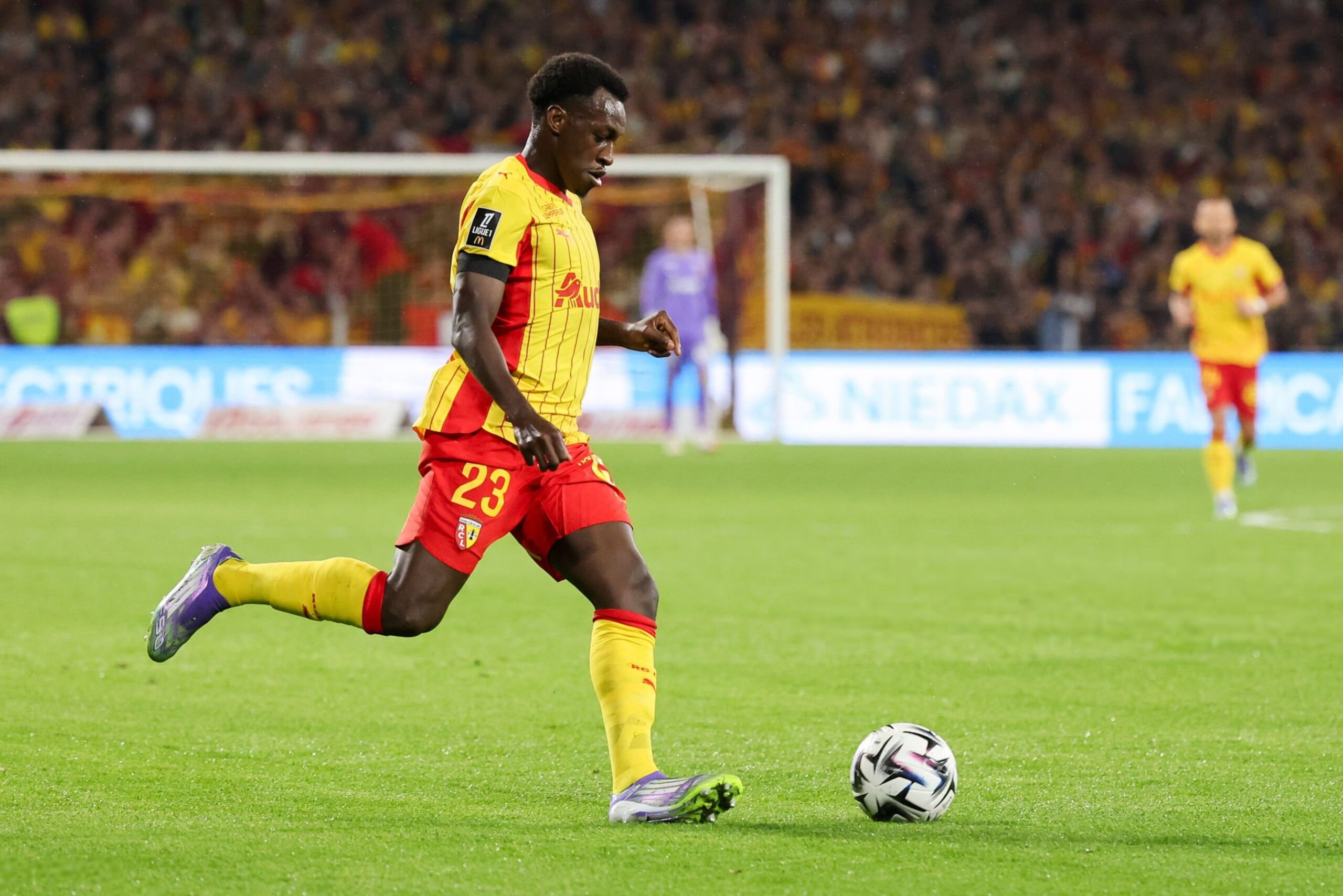 صراع رباعي على سعود عبدالحميد.. واللاعب يحسم موقفه من العودة لدوري روشن