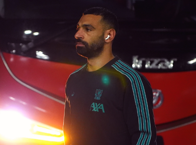 بعد أزمته مع ليفربول.. محمد صلاح يثير الجدل بظهوره مع مسؤول من الاتحاد