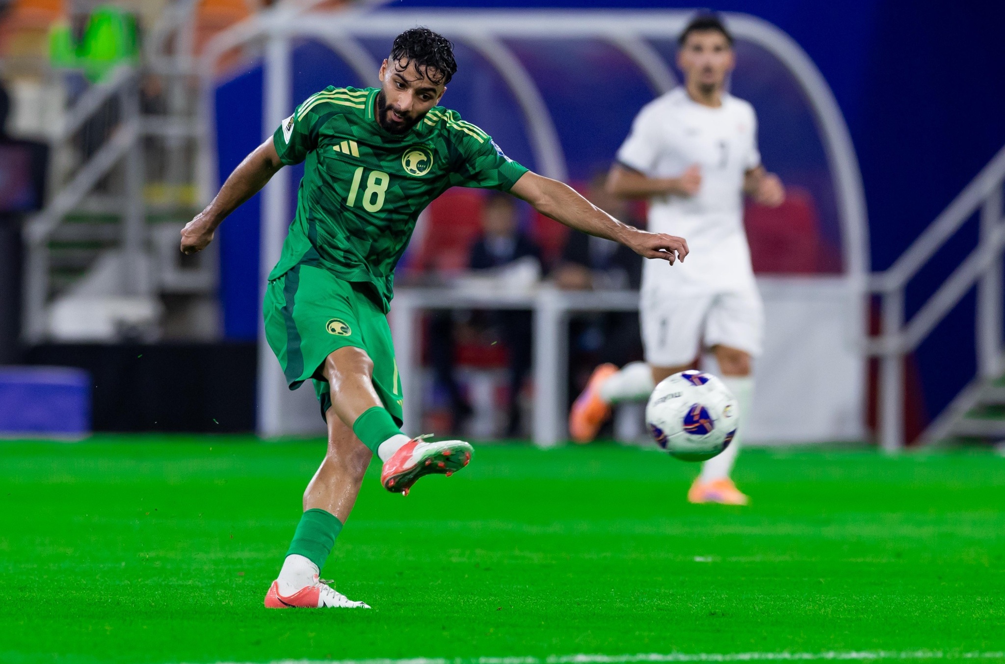 صالح أبو الشامات تحت المجهر.. سر استبداله المبكر في جميع المباريات