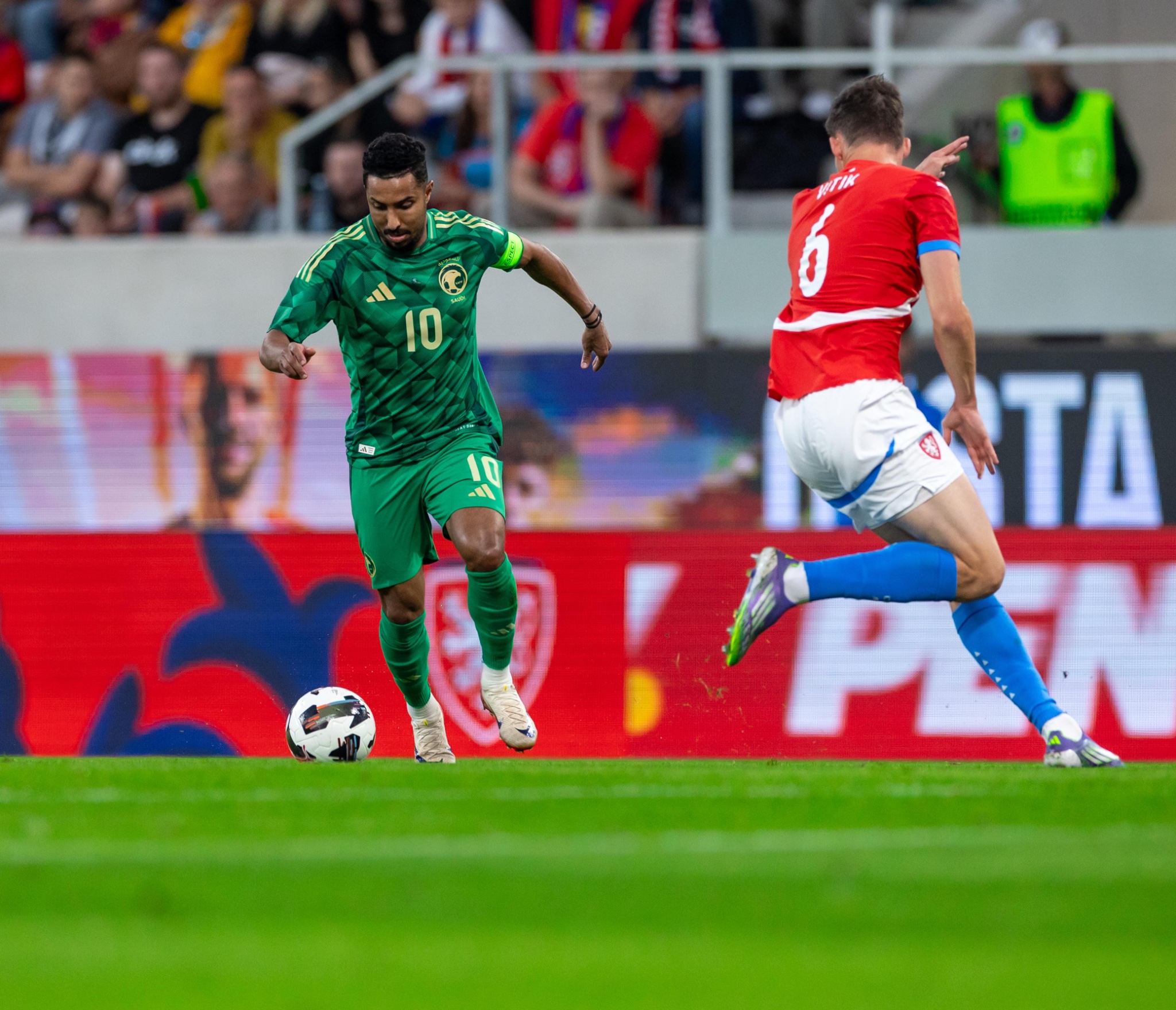 إعلامي يدافع عن سالم الدوسري: الانتقادات ليست فنية.. وهذه تصفية حسابات