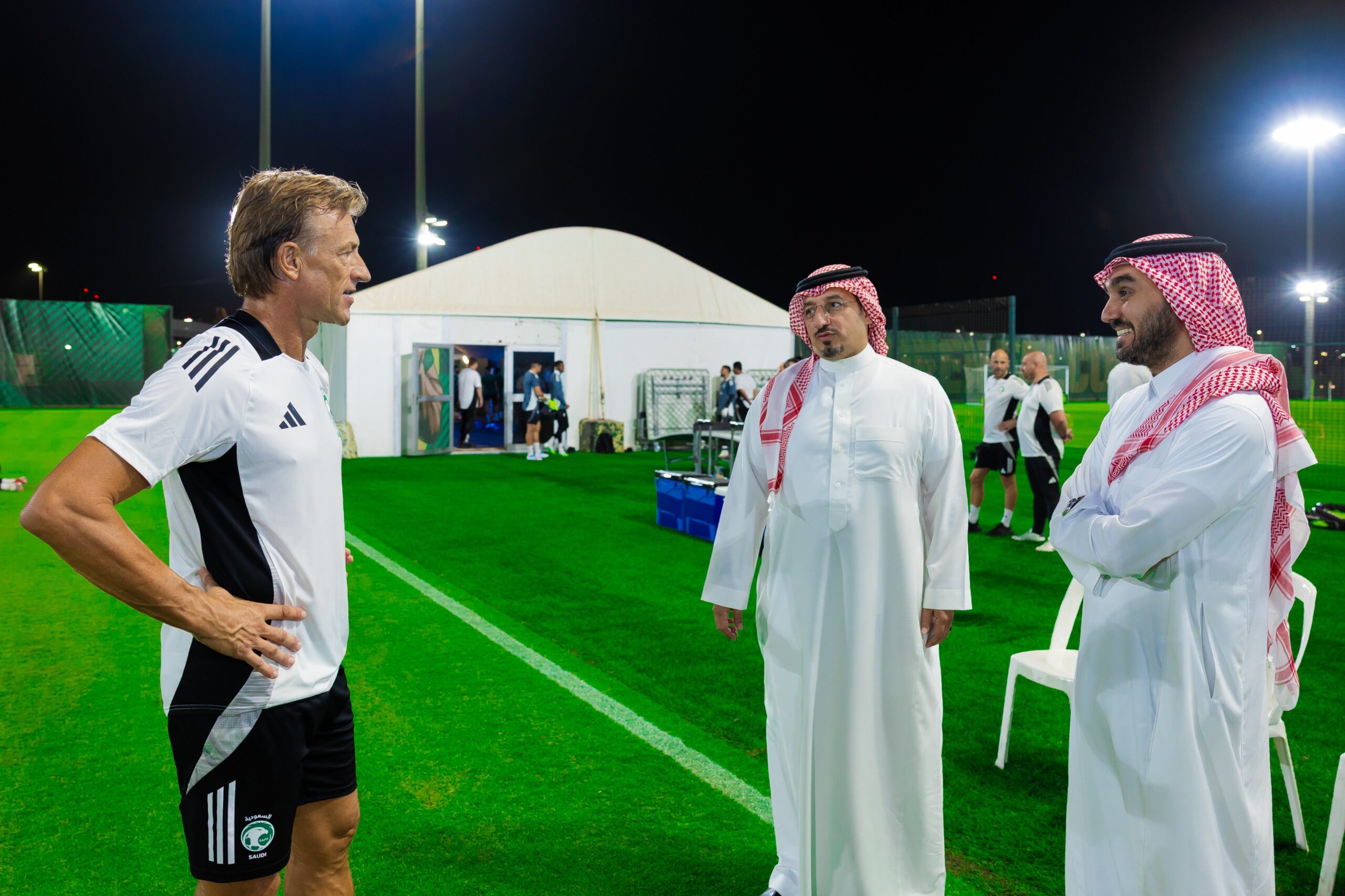 وزير الرياضة يدعم الأخضر قبل مواجهة إندونيسيا في تصفيات المونديال