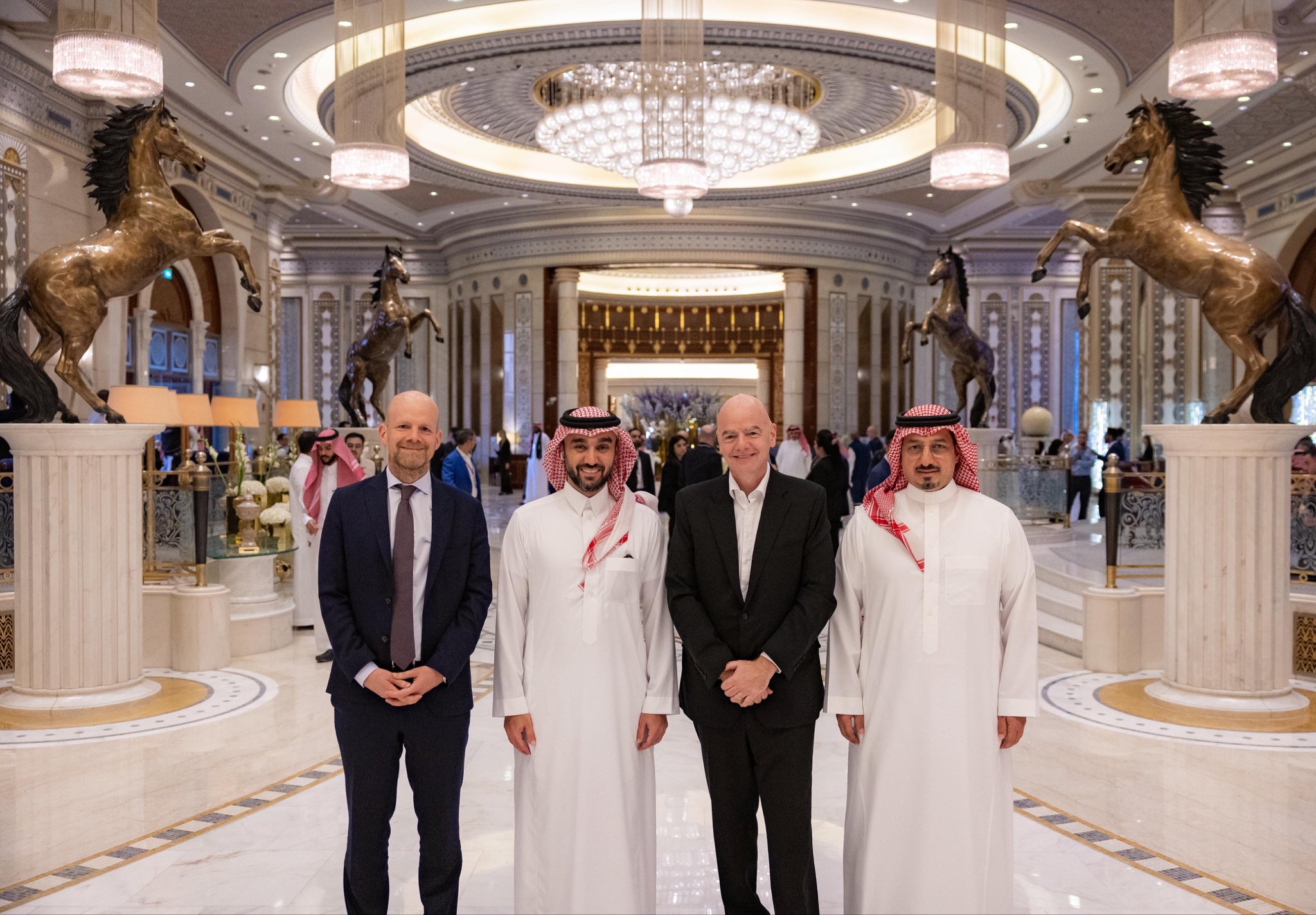 صور | وزير الرياضة يعلق على زيارة رئيس الـ«فيفا» إلى المملكة