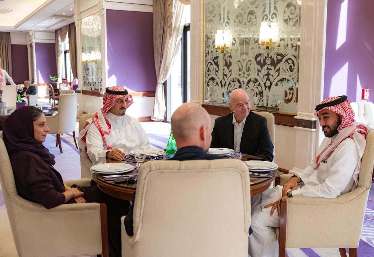 إنفانتينو يشيد بتطور كرة القدم السعودية بعد حضوره قمة الاتحاد والنصر